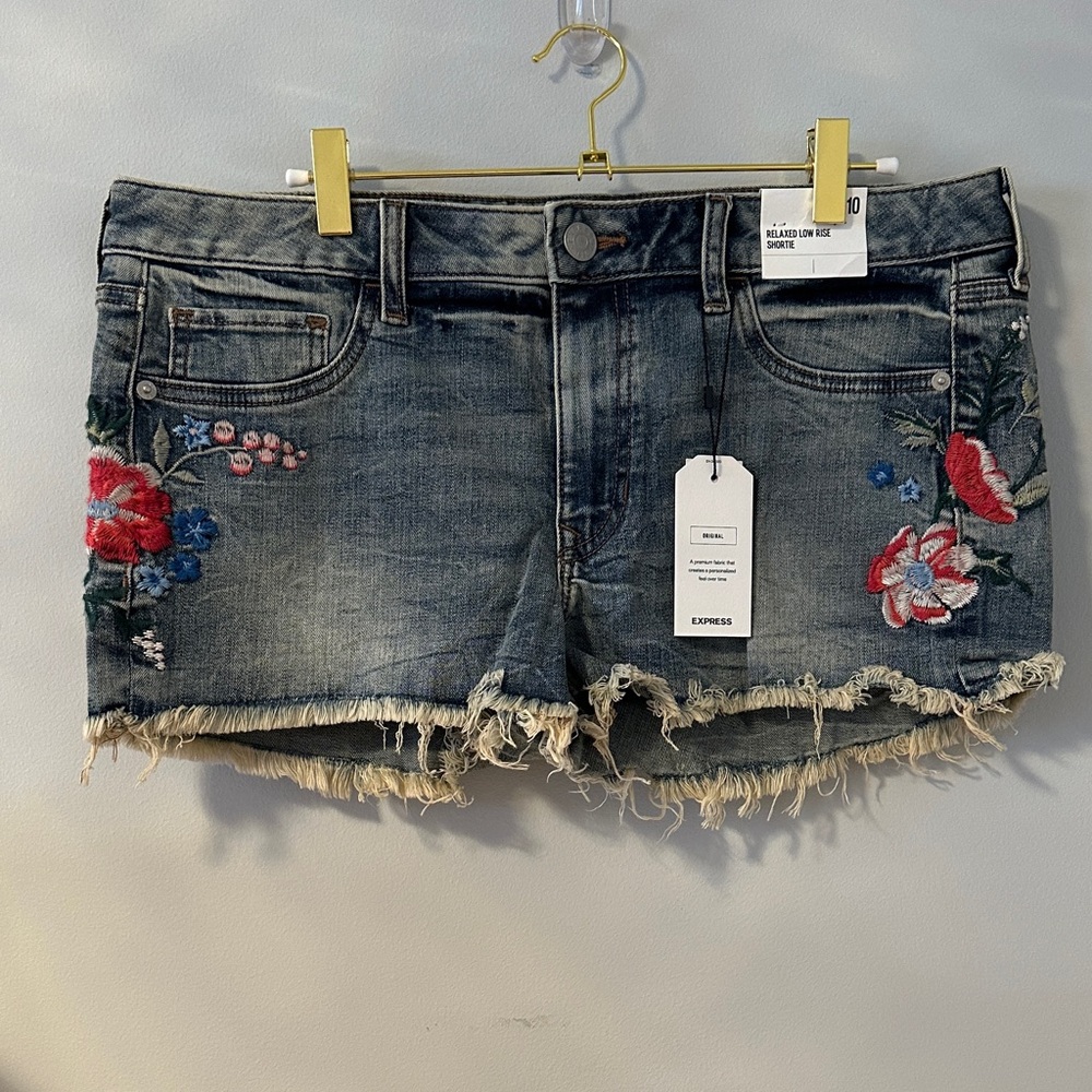Express relaxed low rise denim embroidered shortie size 10 brand new New